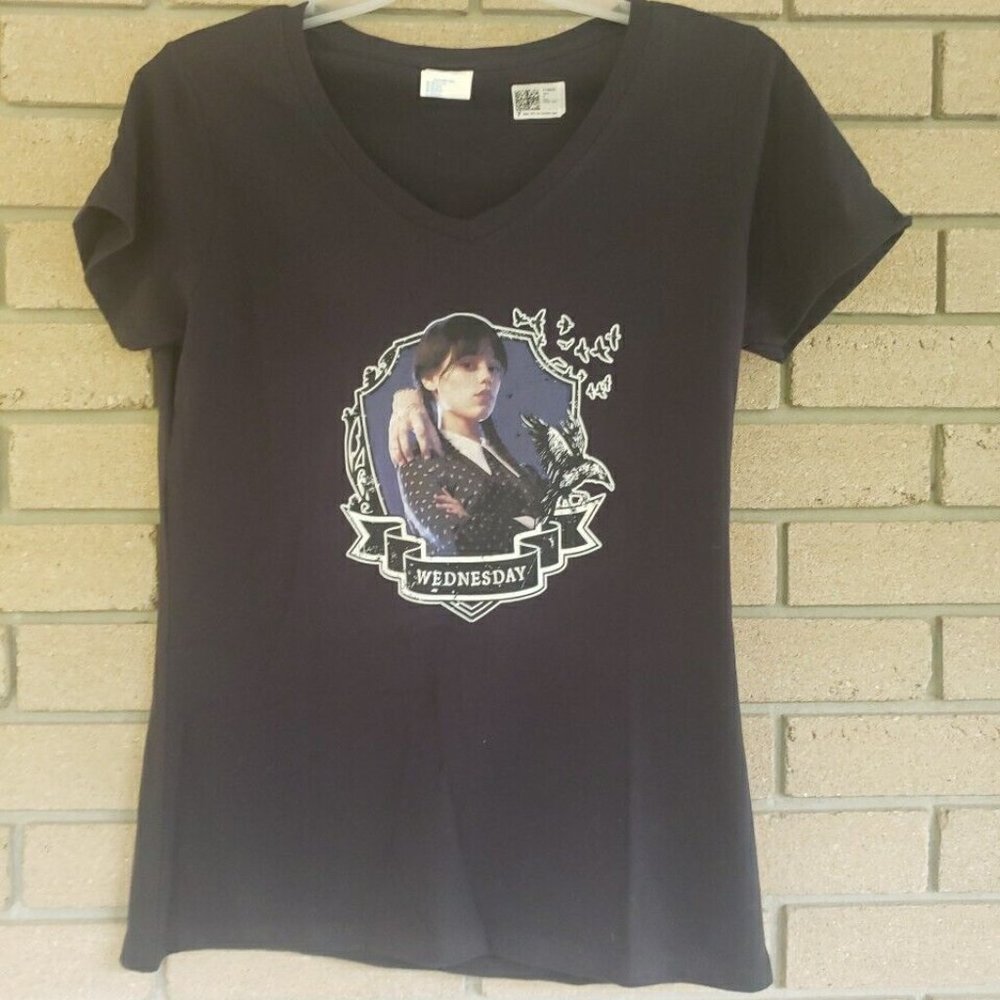 Black Ladies V Neck Wednesday "ADDAMS FAMILY" T-Shirt Size: Small